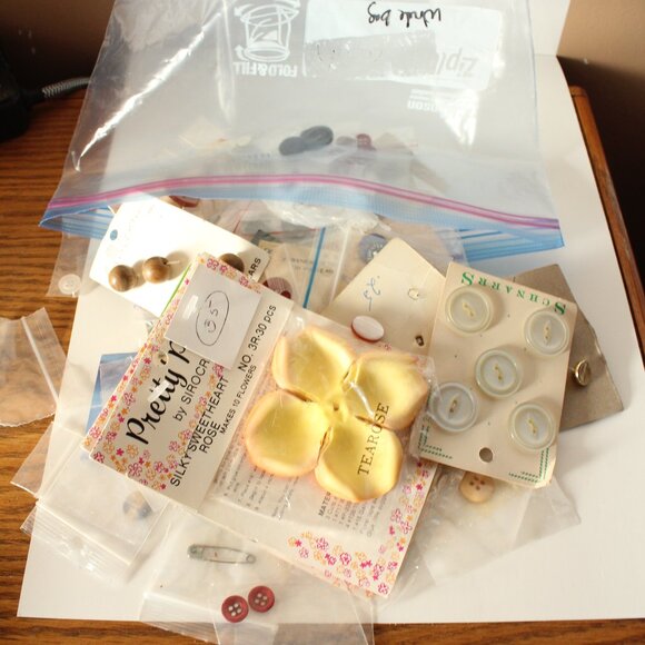 ❄️5/$25🎄Vintage/Modern Buttons On Cards In Bags - Picture 1 of 3